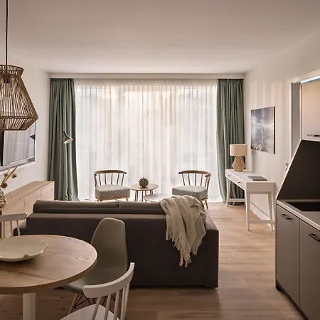 Apartahotel The Breeze 5*